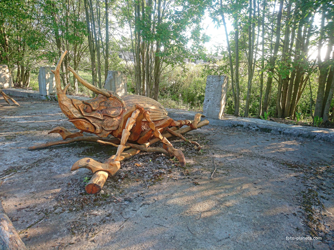 На территории исторического парка &quot;Бастион&quot;. Выставка деревянных скульптур &quot;Тайная жизнь насекомых&quot;. Жук Фердинанд