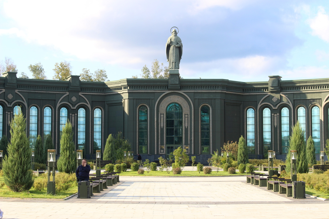 В музейно-храмовом комплексе.