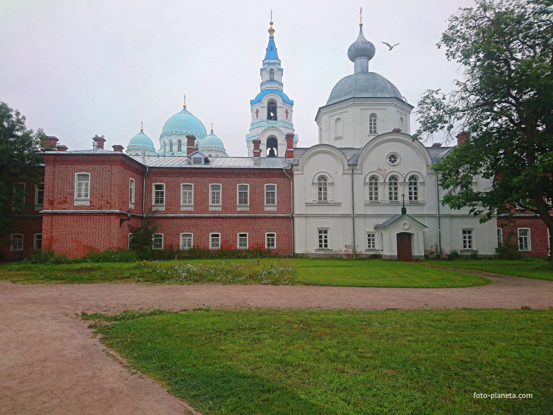 Церковь иконы Божией Матери &quot;Живоносный источник&quot; (нижний храм) и Троицы Живоначальной (верхний храм) с одним куполом.