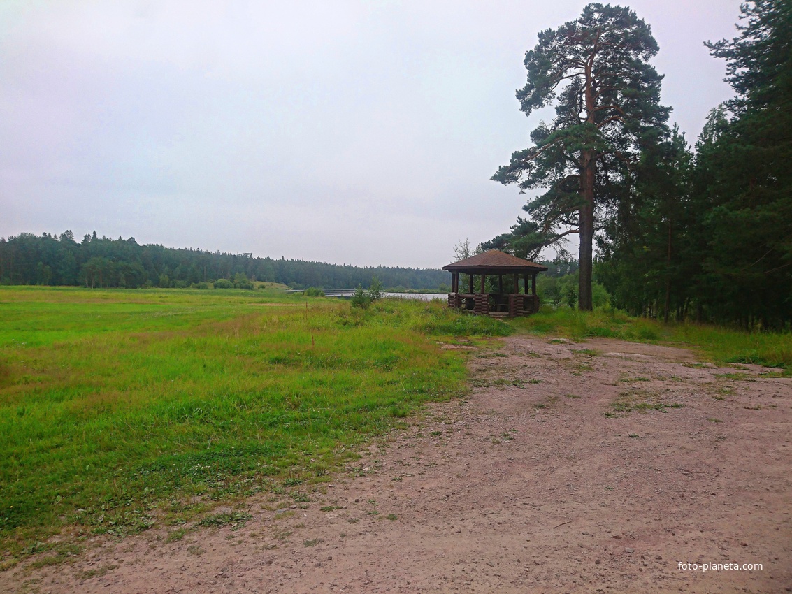 Беседка у Тихвинской часовни. Вдали - Лещёвское озеро