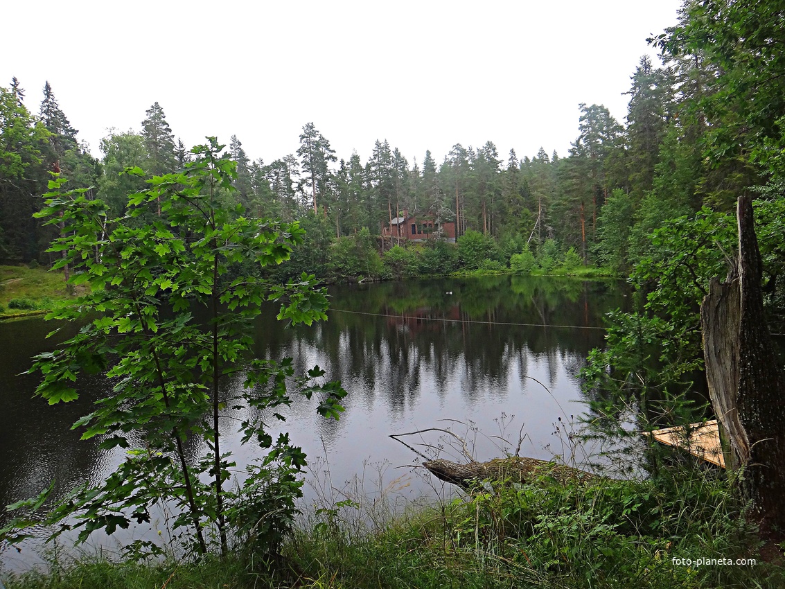 Озеро Мустоярви у Коневского скита