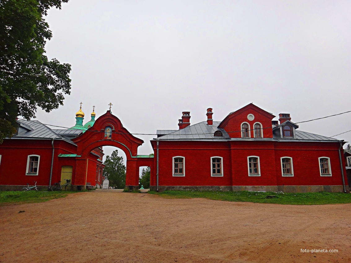 Главный вход в Воскресенский скит (Восточные ворота)