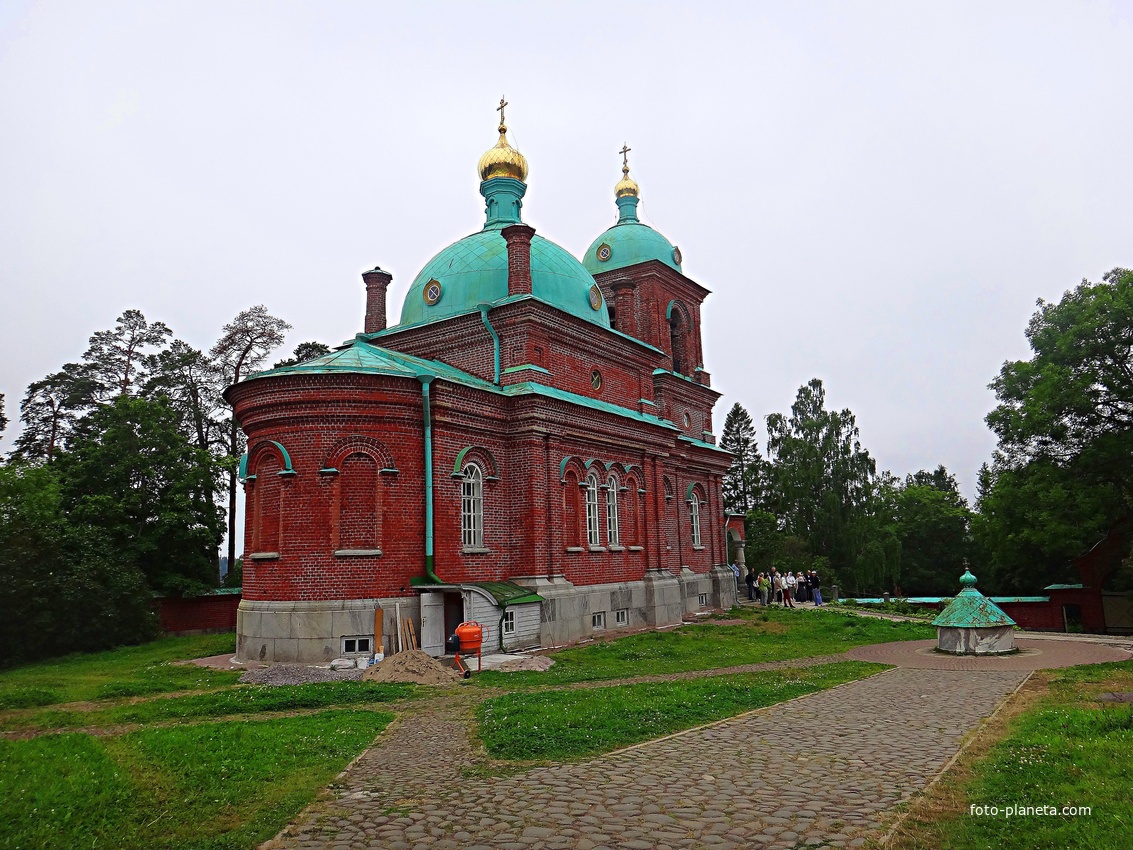 Нижний храм посвящен апостолу Андрею Первозванному, верхний храм - в честь Воскресения Христова в Воскресенском скиту