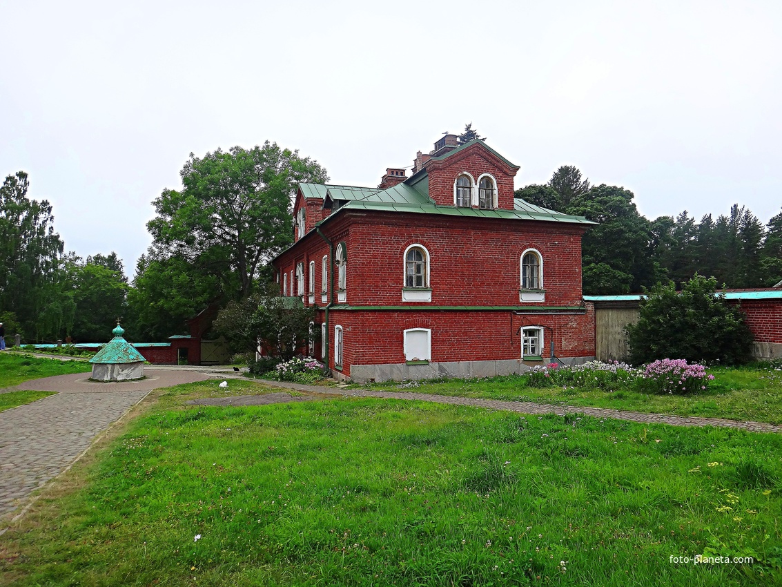 Двухэтажный келейный корпус, внизу - трапезная в Воскресенском скиту. Перед ним - старый колодец