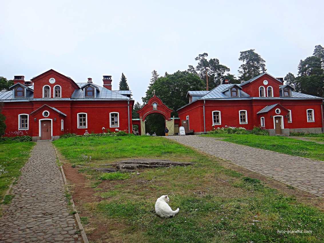 Келейные корпуса у Восточных ворот в Воскресенском скиту