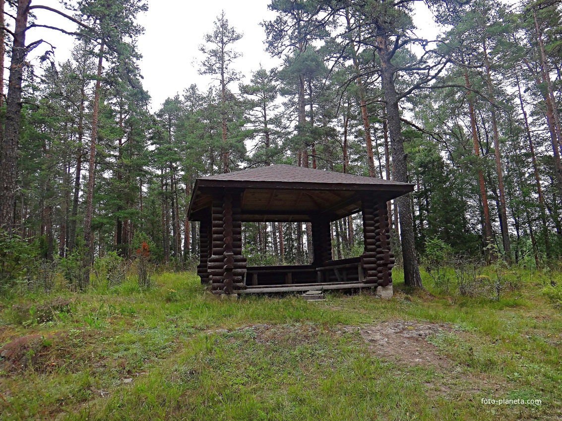 Беседка у главной монастырской дороги