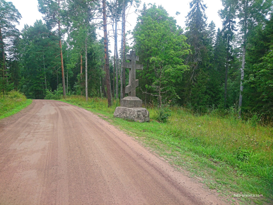 Гранитный поклонный крест, поставленный «на перекрестке дорог проезжей и прохожей» в 1854 году. Проезжая дорога — ведет к скиту Всех святых, а прохожая почти совсем заросла и едва заметной просекой уходит на восток к берегу Монастырской бухты.