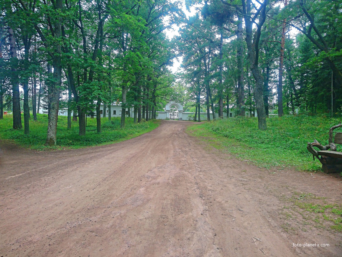 У входа в Всехсвятский скит
