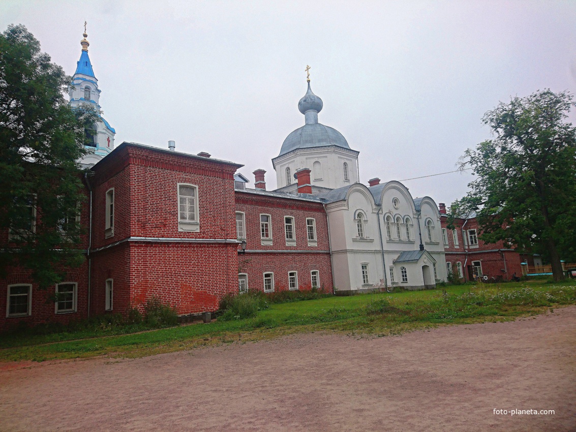 Церковь иконы Божией Матери &quot;Живоносный источник&quot; (нижний храм) и Троицы Живоначальной (верхний храм) с одним куполом.