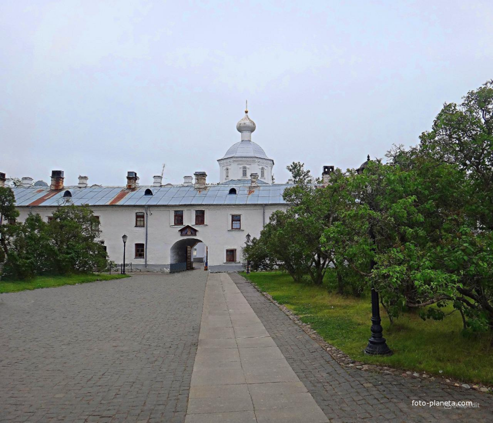 На центральной улице перед собором. Впереди - арка в келейном корпусе и проход к святым воротам и надвратному храму Петра и Павла