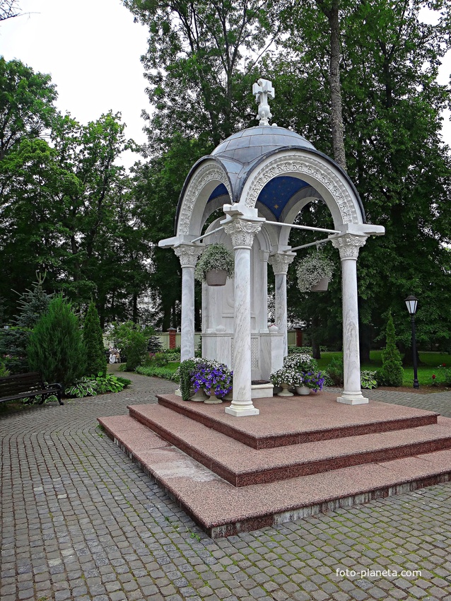 Киворий над Валаамской иконой у Летней гостиницы