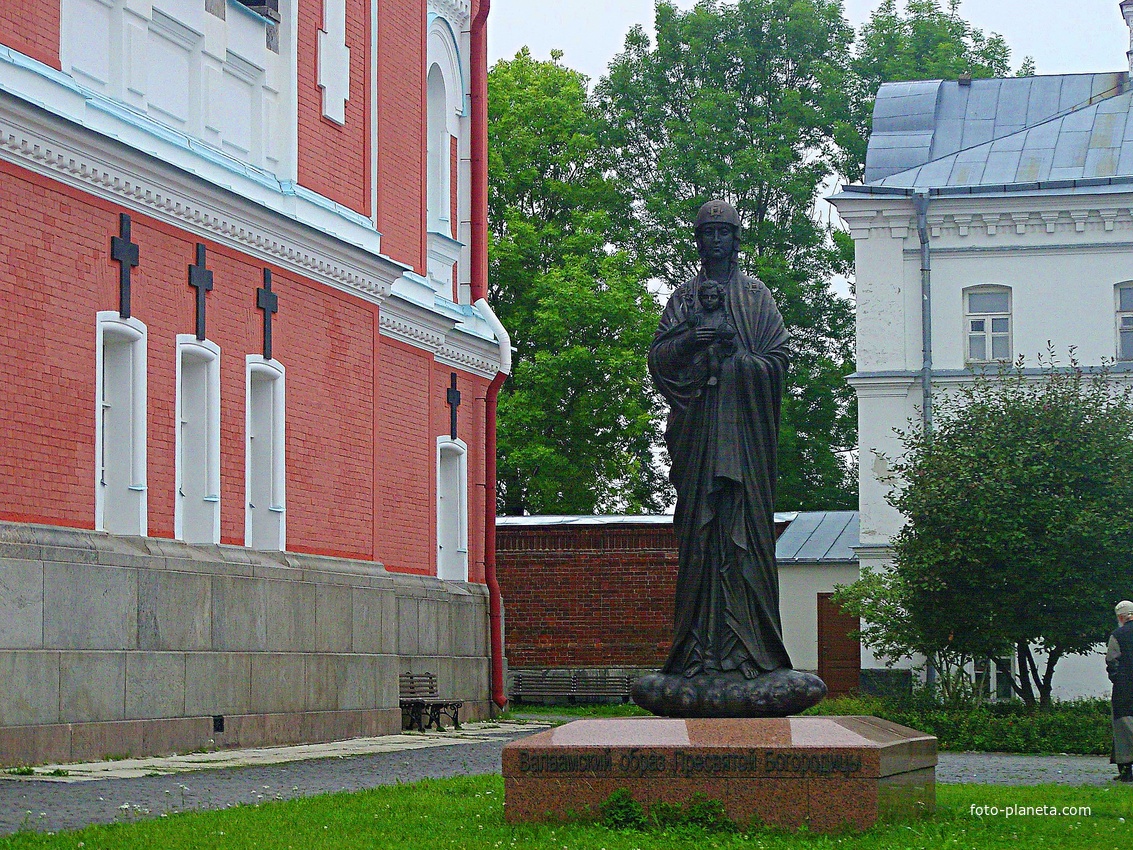 Бронзовая скульптура Богоматери (3,4 м) на гр. постаменте. Изготовлена скульптором А. Клыковым в мастерской нар. худ. РФ В. Клыкова. Монумент воспроизводит Валаамскую икону Богоматери написанную в 1878 г. Валаамским насельником иеромонахом Алимпием
