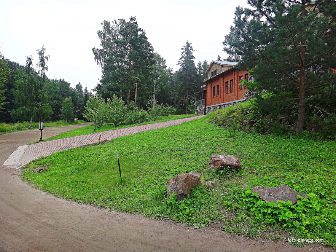 Административно-производственное здание около причала для маломерных судов в  Монастырской бухте