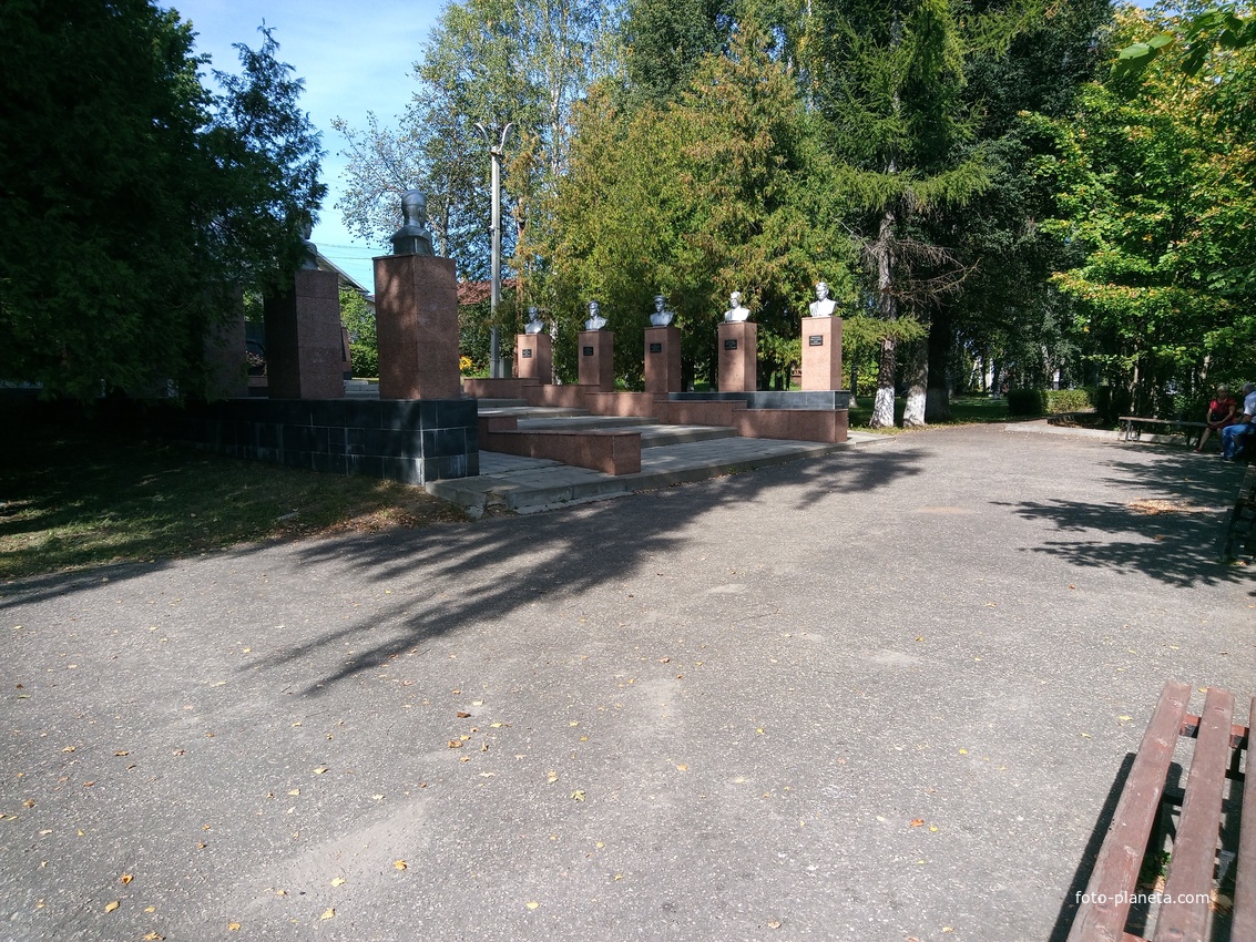 Аллея ул. Бахирева. Набережная.