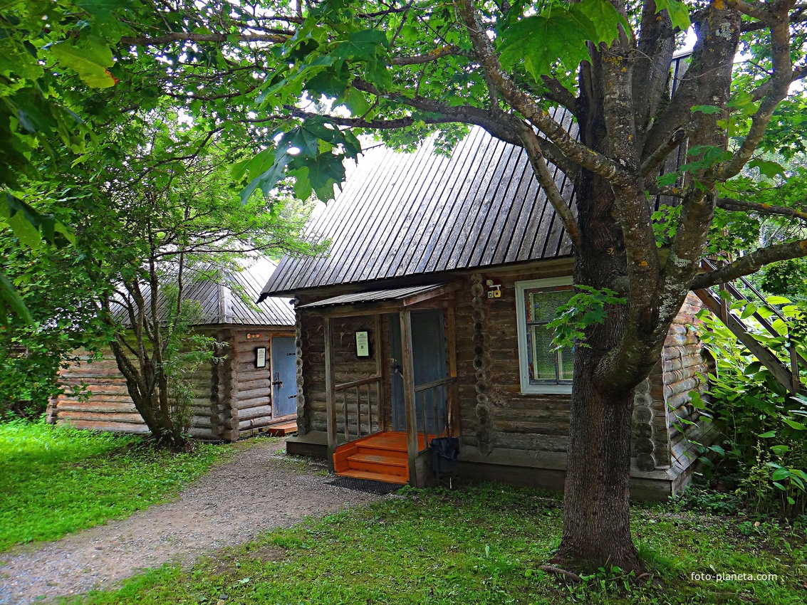 Кухня и ледник в усадьбе.