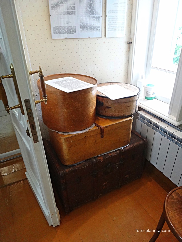 Сундуки и шляпные коробки в прихожей усадебного дома.