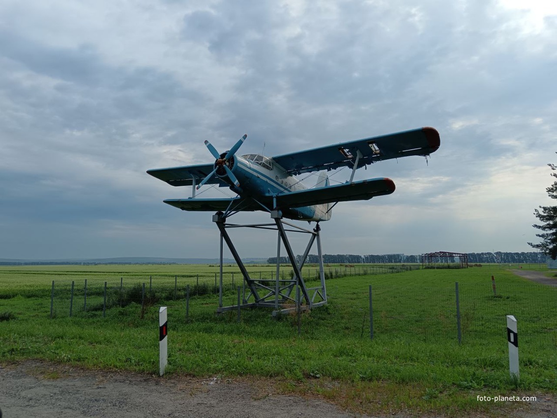 Самолёт Ан-2 возле аэропорта