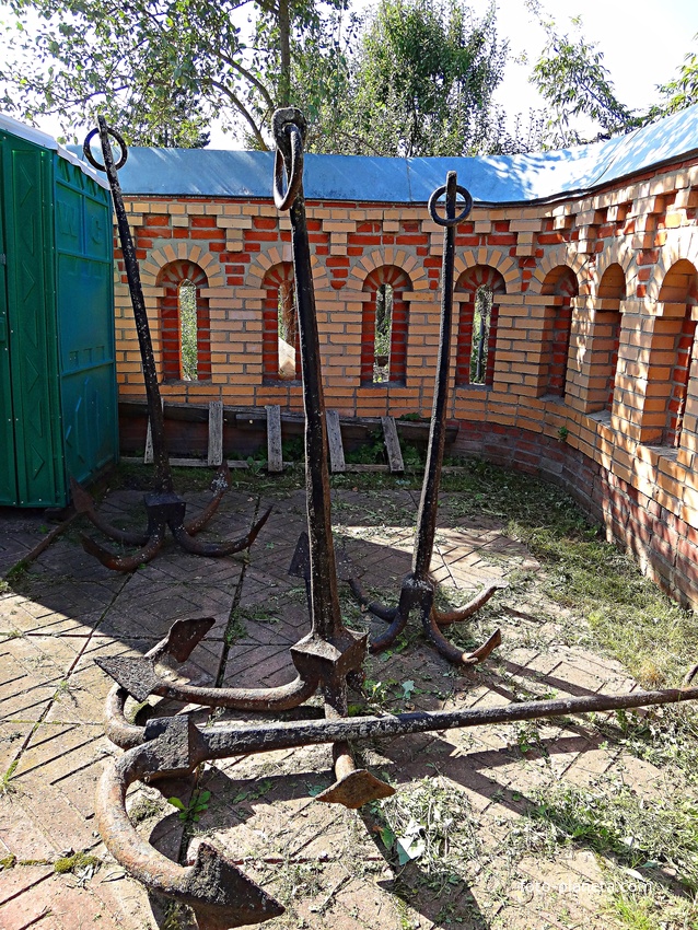 Якоря во дворе Дединовского музея.