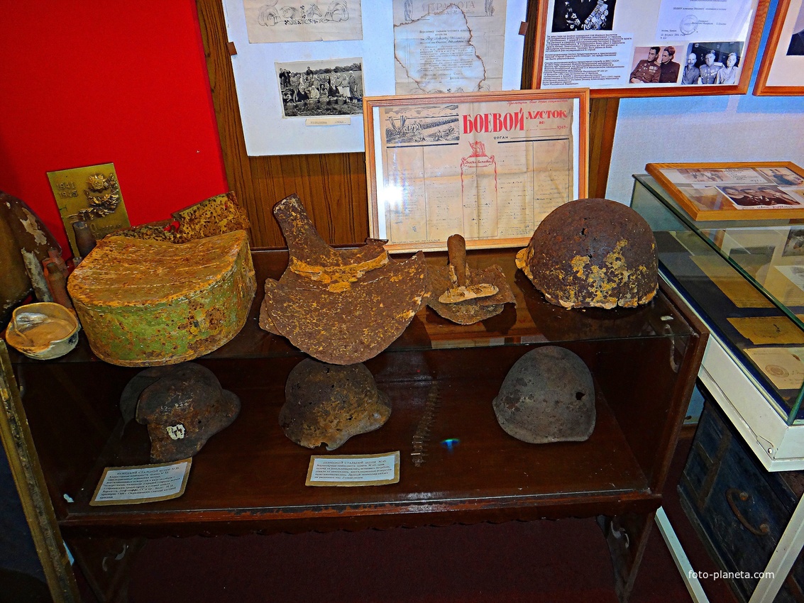 Дединовский музей. Зал трудовой и боевой славы. Экспонаты времён Великой Отечественной войны, в том числе немецкие каски.