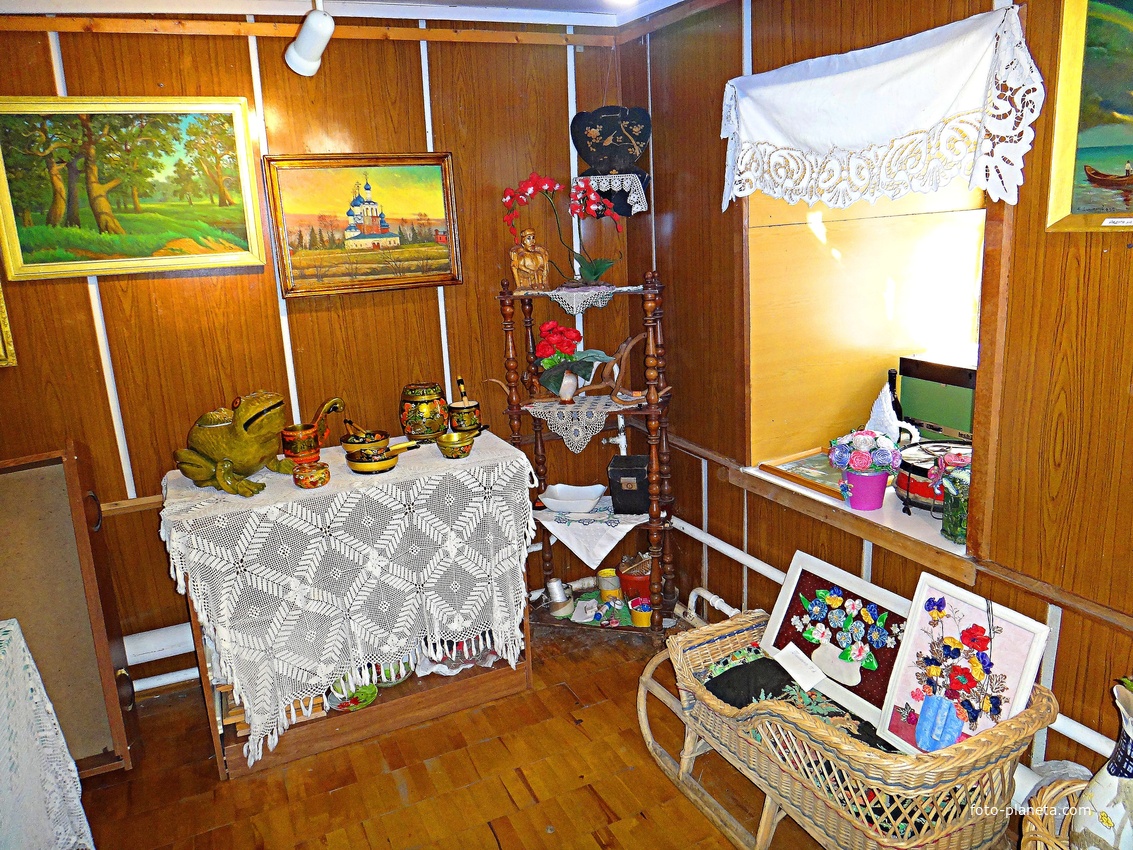 Дединовский музей. Зал трудовой славы. Выставка работ Николая Долгополова.