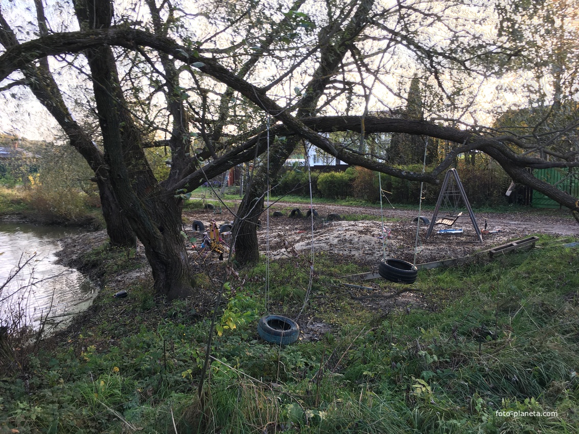 Детская площадка около пруда