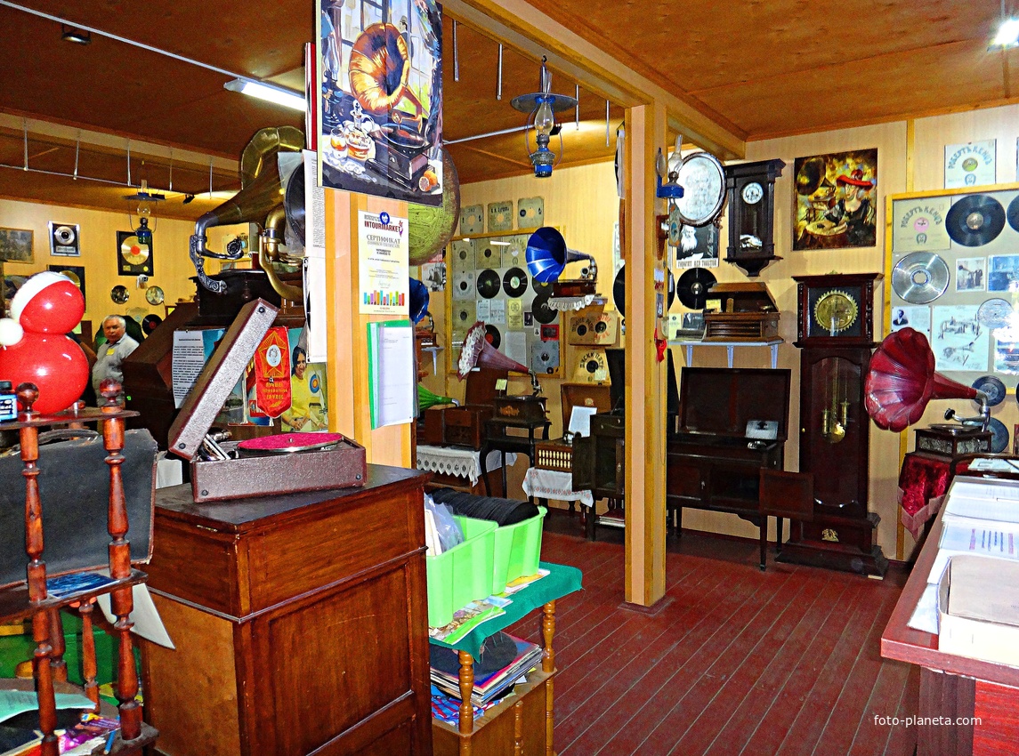 Музей граммофонов и грампластинок в туристическом комплексе «Ботик» у Плещеева озера.