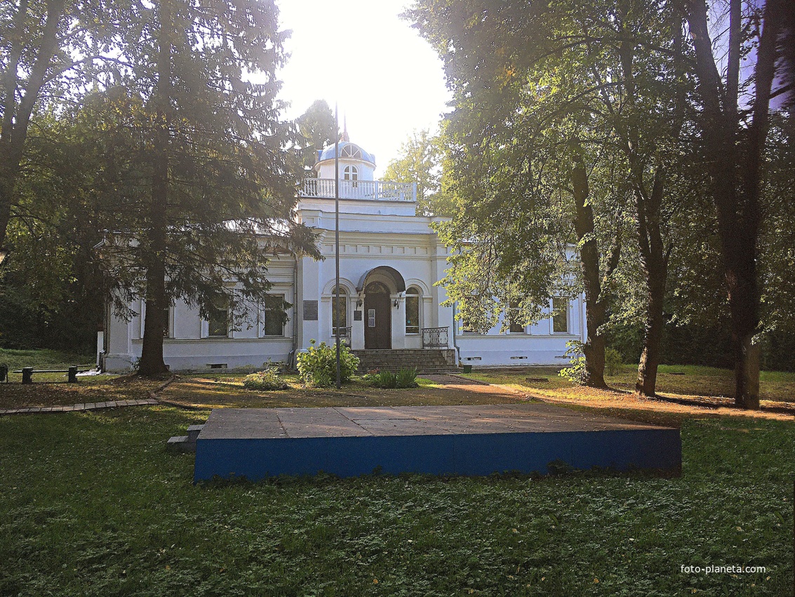 Музей-усадьба &quot;Ботик Петра 1&quot;. Белый дворец. Здание построено в 1850-52гг. На этом месте в XVIIв. был деревянный дворец Петра 1. В 1984г. после реставрации здесь открыта экспозиция &quot;Озеро Плещеево - колыбель русского военно-морского флота&quot;.