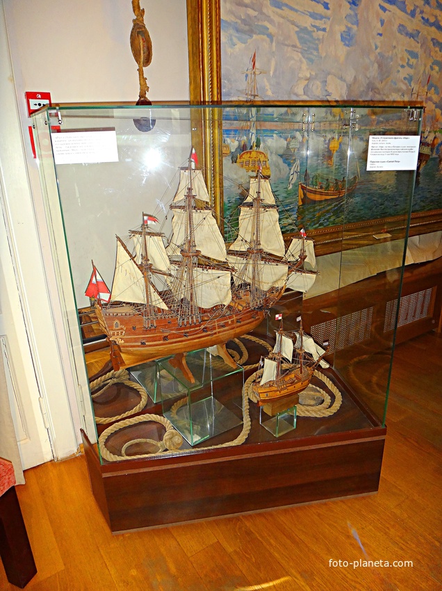 Музей-усадьба &quot;Ботик Петра 1&quot;. Белый дворец. Экспозиция &quot;В начале славных дел&quot;. Парадный зал о заслугах людей в создании музея и сохранения исторического наследия. Туче А.Ф. 2003г. Модель 24-х пушечного фрегата &quot;Марс&quot;. Парусник &quot;Святой Пётр&quot;. 1980г.