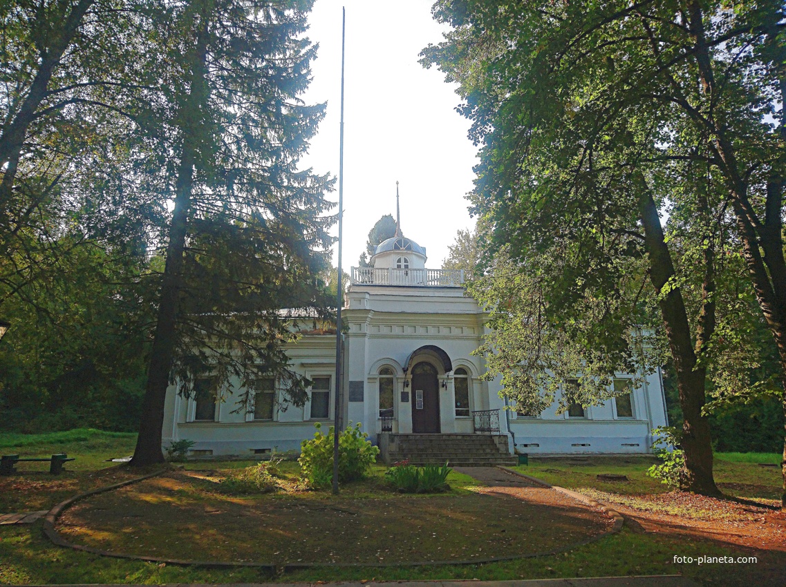 Музей-усадьба &quot;Ботик Петра 1&quot;. Белый дворец. Здание построено в 1850-52гг. На этом месте в XVIIв. был деревянный дворец Петра 1. В 1984г. после реставрации здесь открыта экспозиция &quot;Озеро Плещеево - колыбель русского военно-морского флота&quot;.