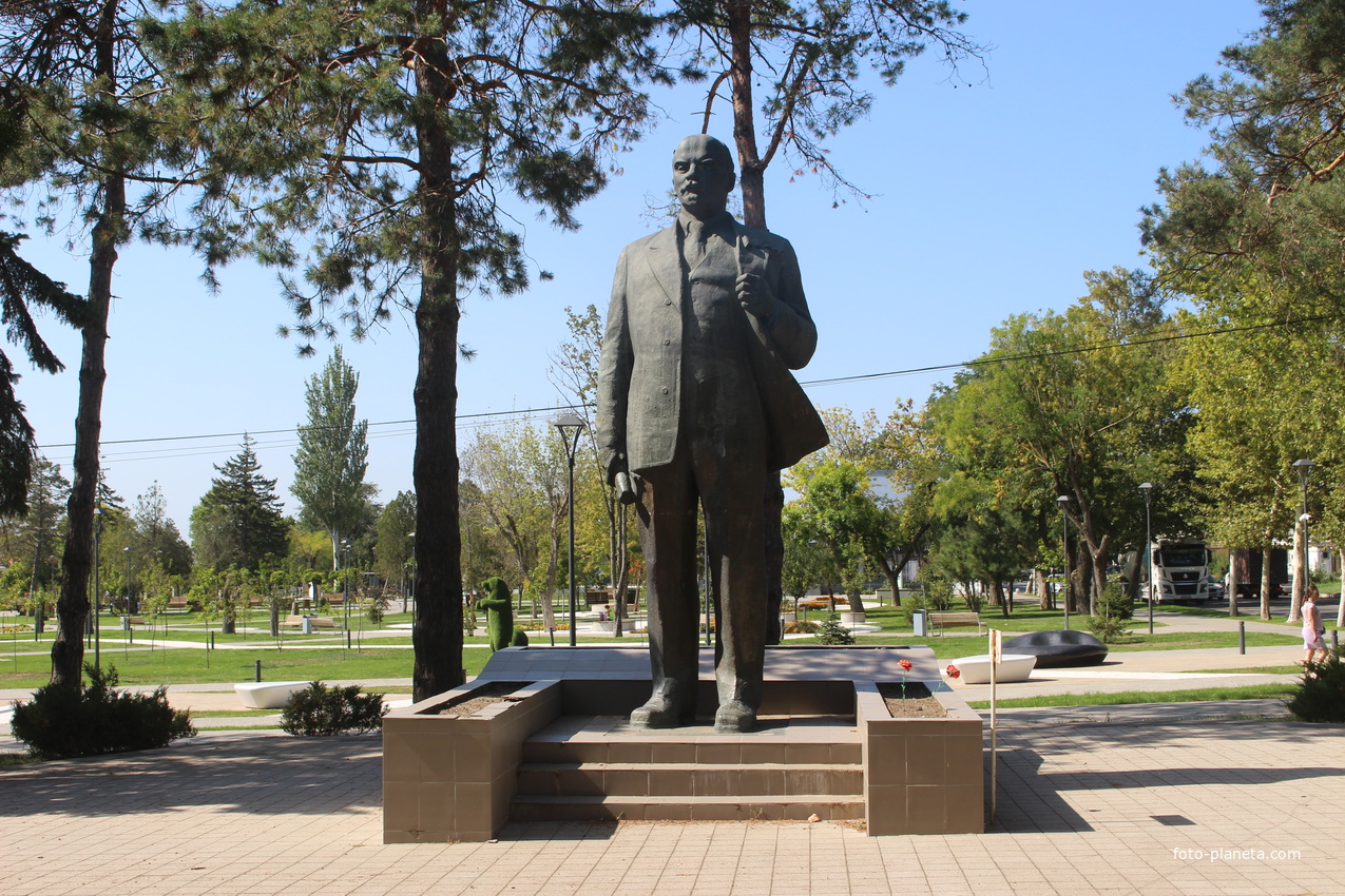 Памятник В.И. Ленину.