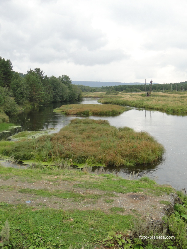 Река Уфалейка (вид с моста вниз по течению)