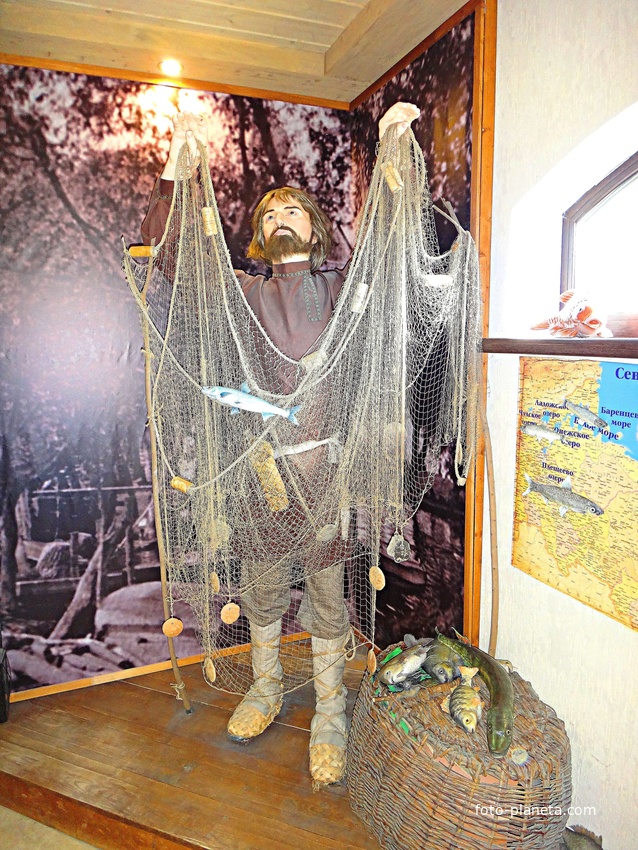 Музей &quot;Царство Ряпушки&quot; на ул. Петра 1. Рыбак со своими сетями, что добывал ряпушку на Плещеевом озере пару столетий назад.