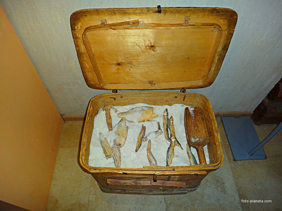 Музей &quot;Царство Ряпушки&quot; на ул. Петра 1. Старинный способ заготовки ряпушки впрок в коробе с солью. Ряпушку ещё называли царской селёдкой.