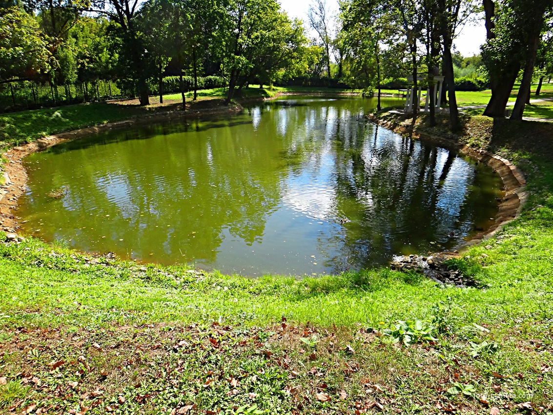 Парк усадьбы Кривякино с каскадным прудом.