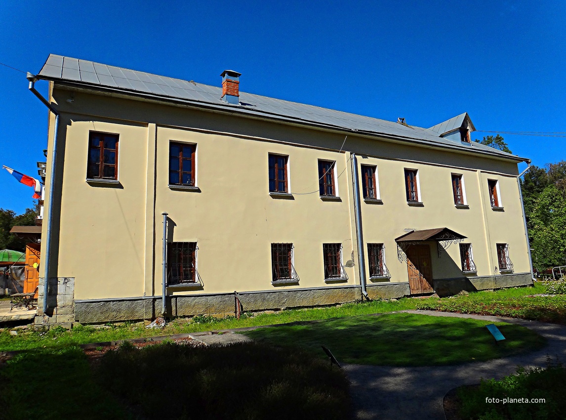 Парк усадьбы Кривякино. Краеведческий музей в юго-западном флигеле.