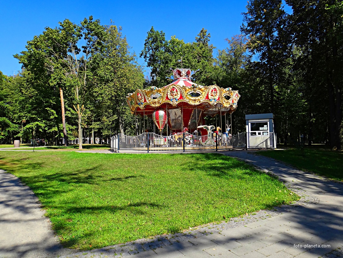 Парк усадьбы Кривякино. Карусель &quot;Сказка&quot;.