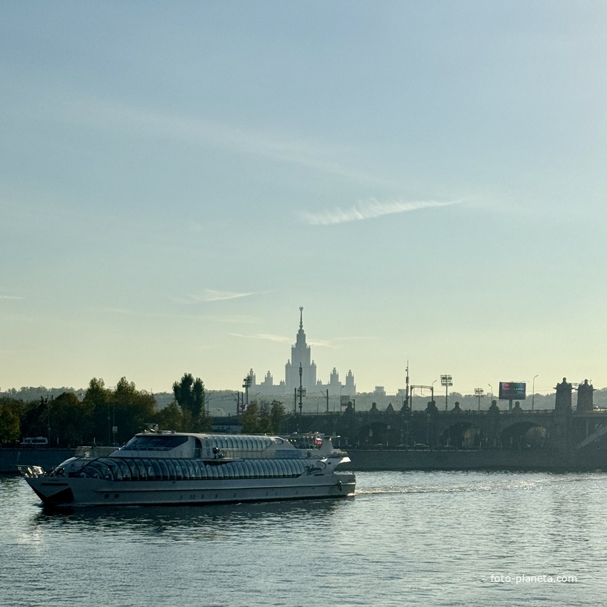 Вид с Бережковской набережной