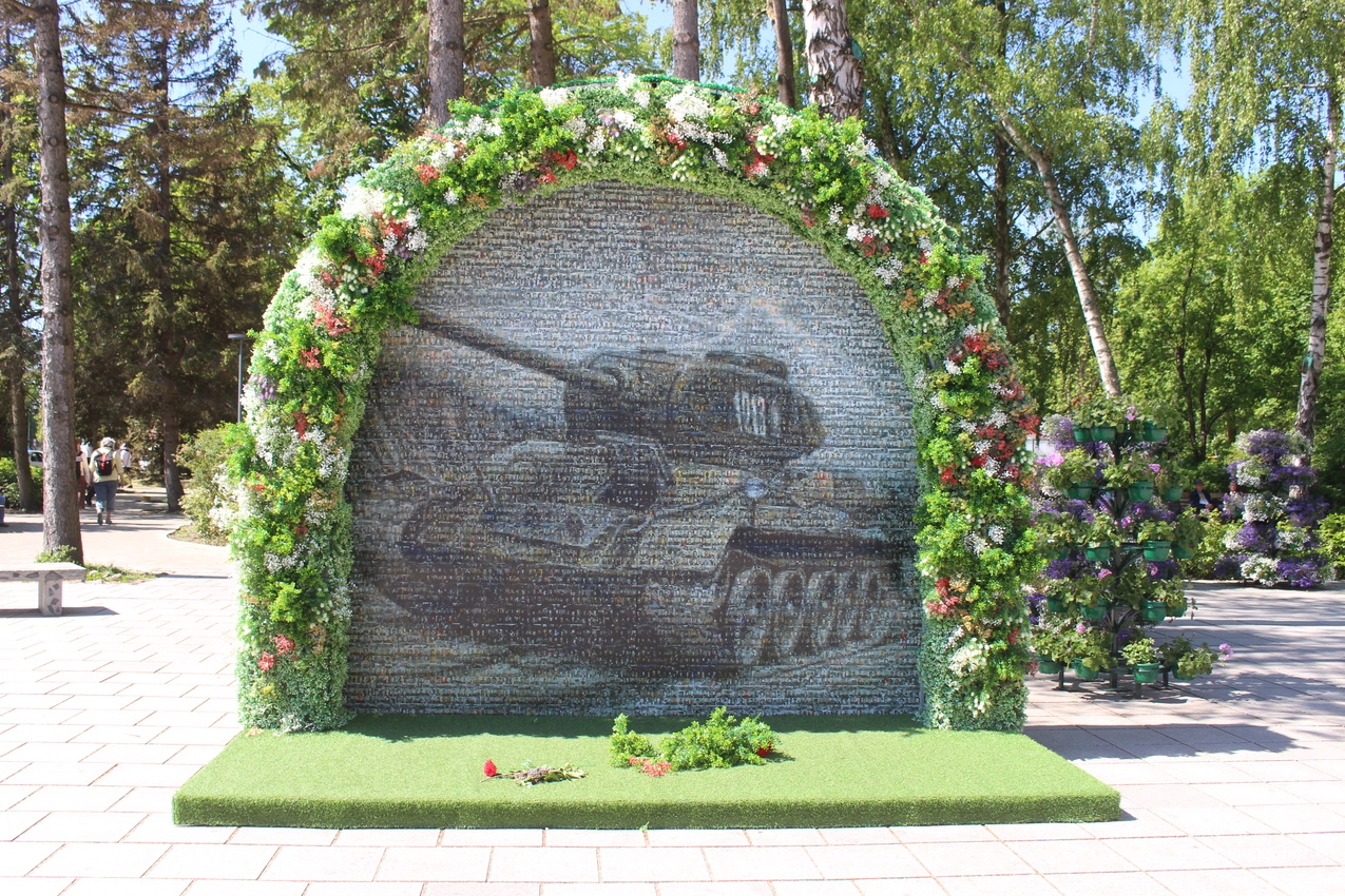 Инсталляция на центральной площади с использованием фотографий фронтовиков.