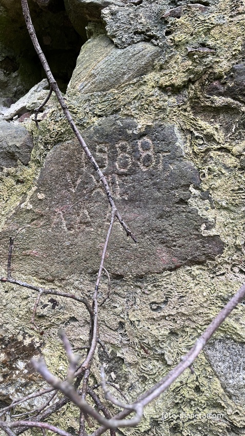 Д. Лопушно (Дятловский район). Надпись на стене старой мельницы ( местные мужчины перед уходом в армию , оставляли надписи на память. Лашковский Анатолий Антонович 1988) фото ноябрь 2024