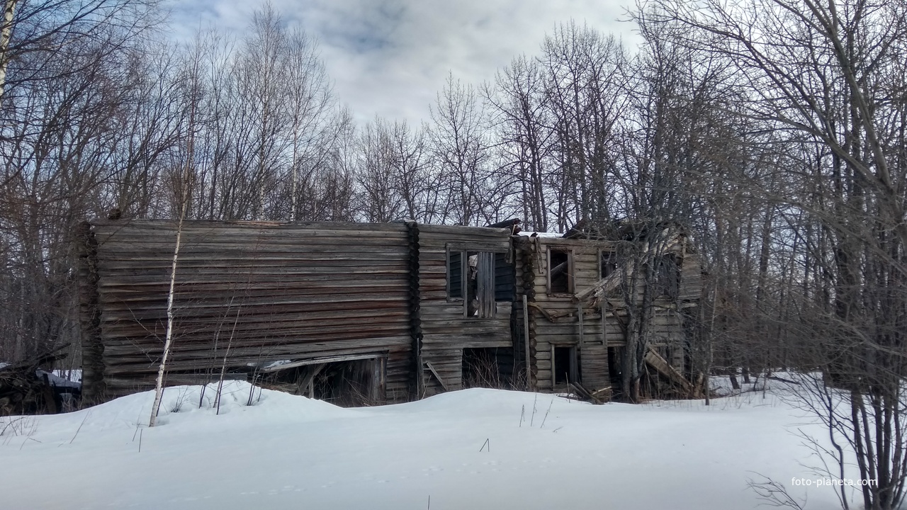 Разрушенный дом в д. Каплиха