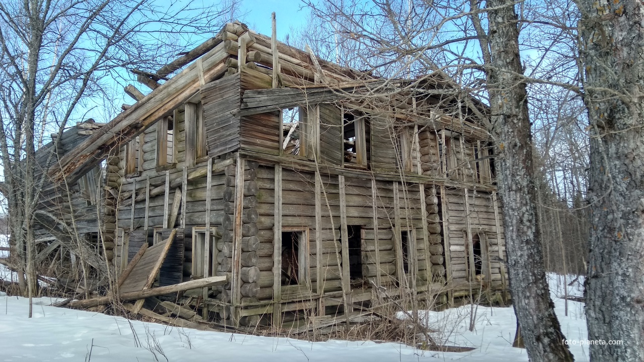 Разрушенный дом в д. Каплиха