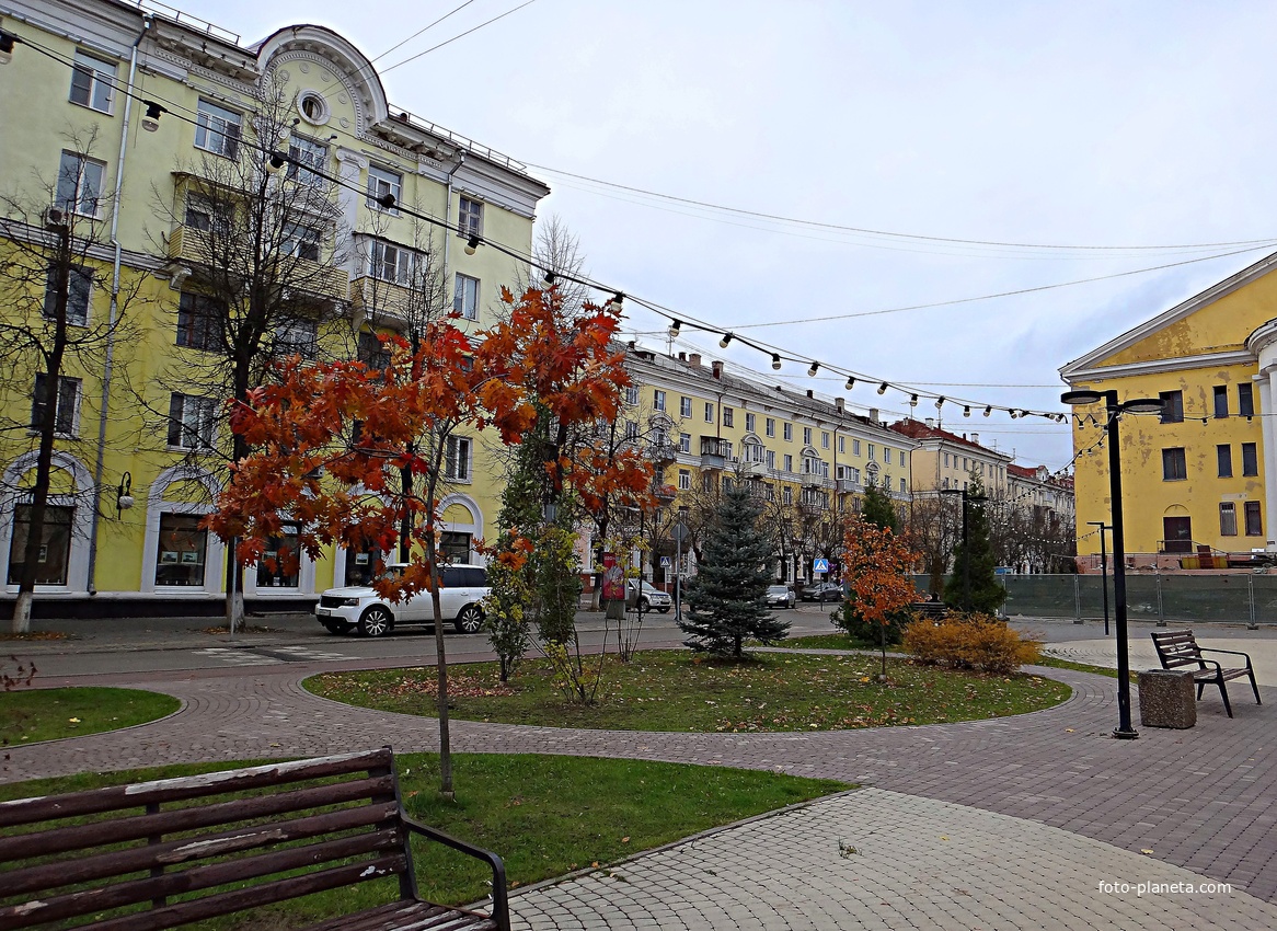 Декоративные насаждения на Центральной аллее. Застройка в стиле &quot;Сталинский ампир&quot; на проспекте Ленина. Слева Культурный центр &quot;Октябрь&quot; на ремонте. ​