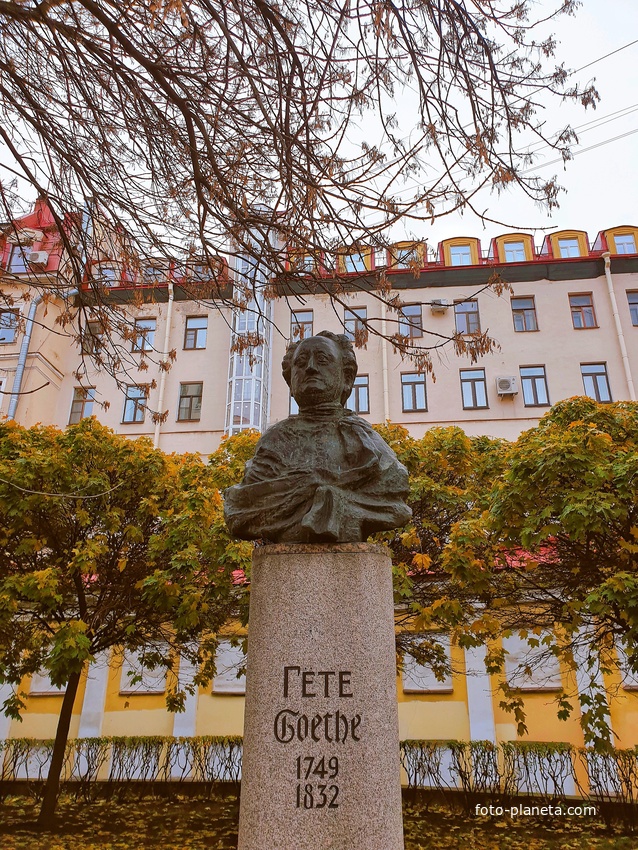 Памятник Гёте возле Петрикирхе .