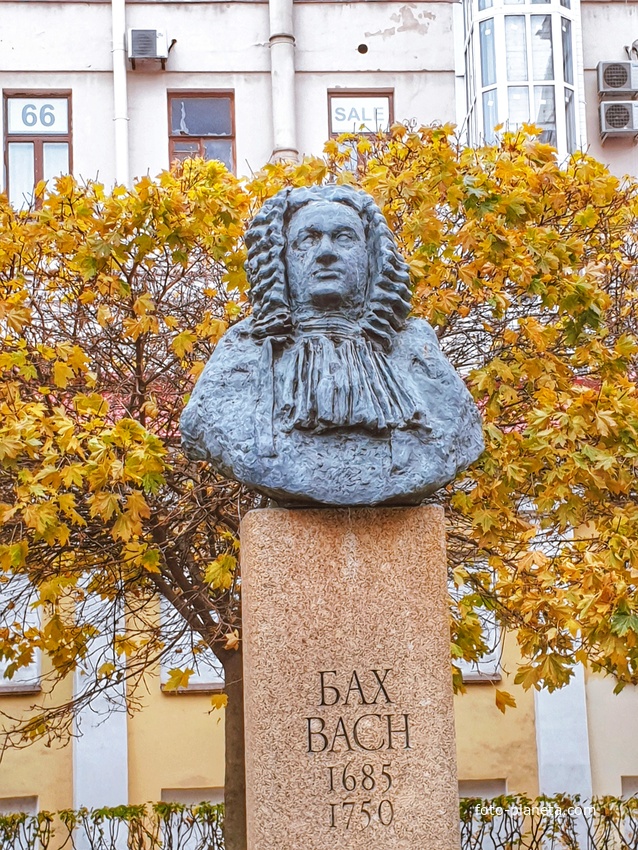 Памятник Баху возле Петрикирхе