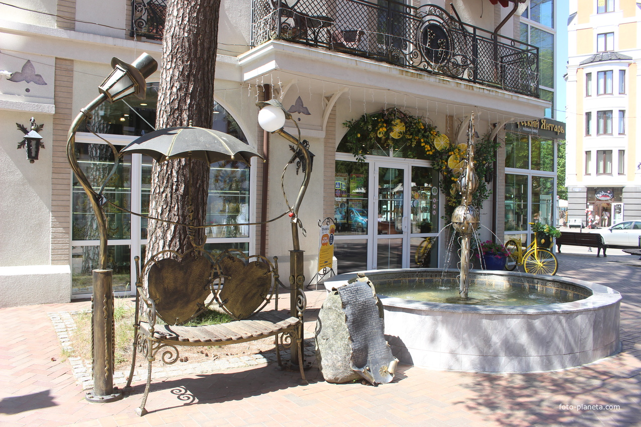 У янтарного фонтана «Птица Гауя» (еще его называют «Павлин»).