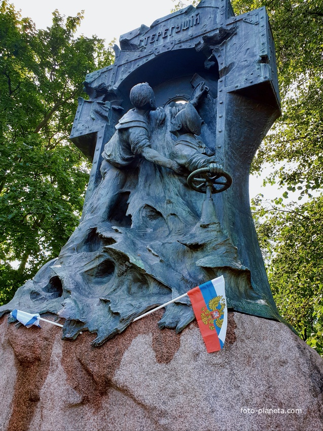 Памятник геройской гибели в 1904 г. в бою Русско- японской войны миноносца Стерегущий . Создан скульптором К. В. Изенбергом и архитектором А. И. фон Гогеном , расположен в Александровском саду.