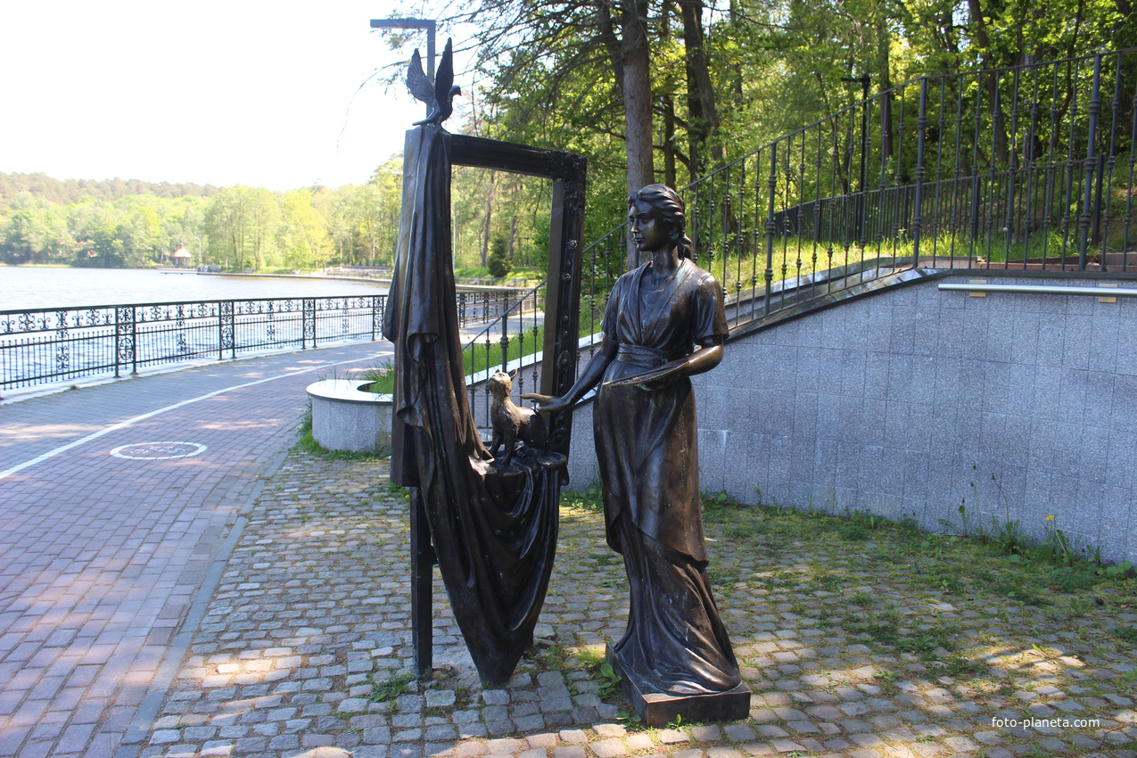 В парке творчества &quot;Муза&quot;. Скульптура &quot;Художница&quot;.