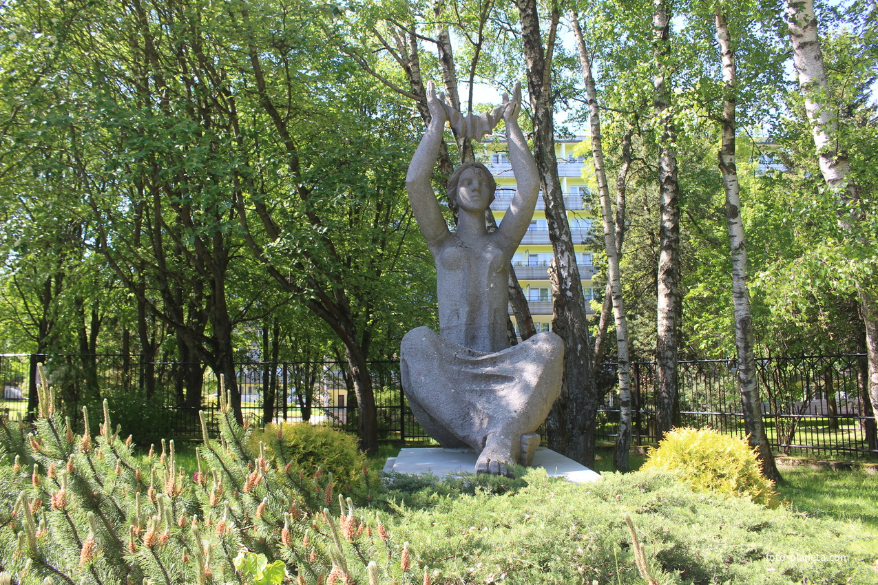 Скульптура девушки с янтарным колье у санатория &quot;Янтарный берег&quot;.