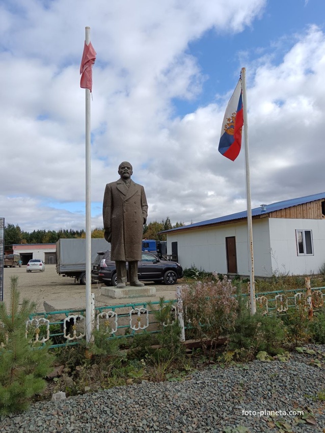 Памятник Ленину у кафе &quot;Транзит&quot;