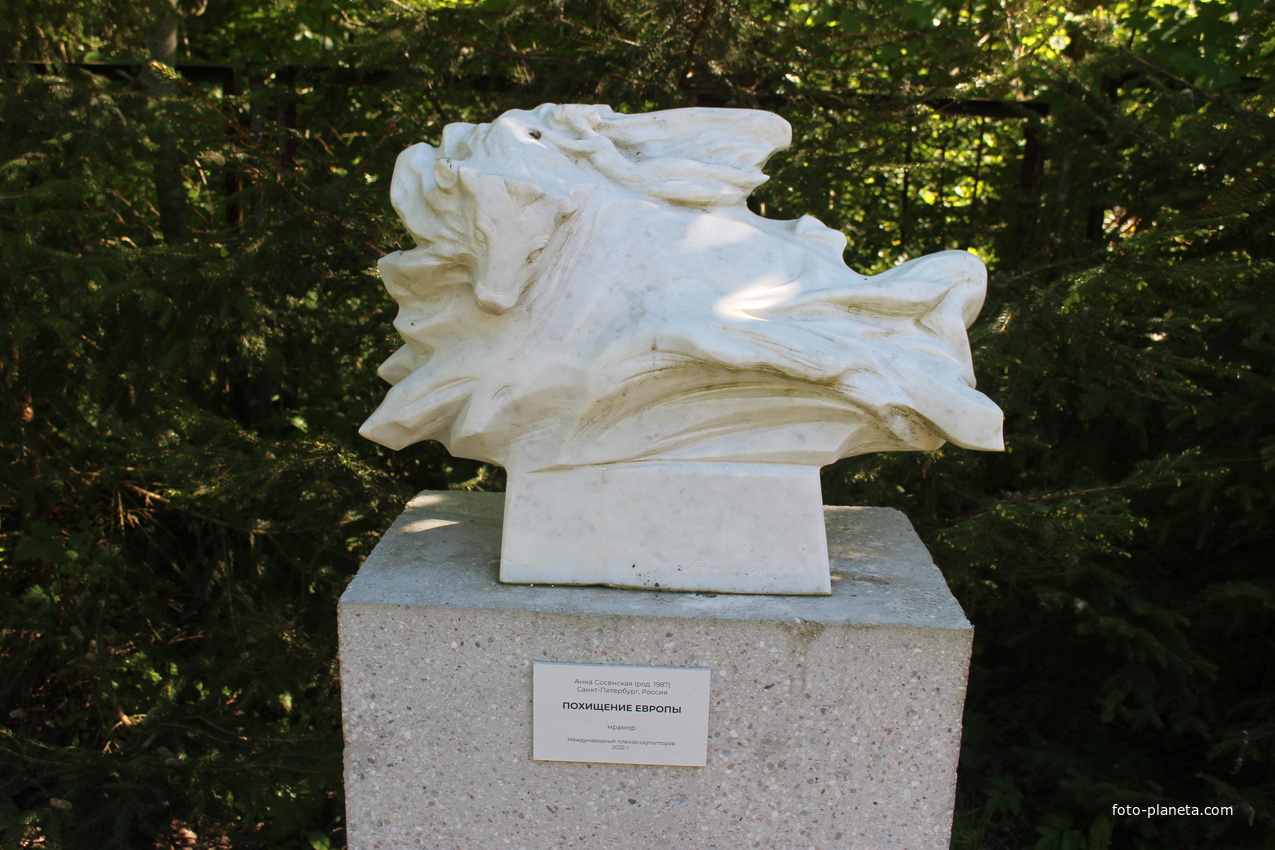 Во дворике Дома-музея скульптора Германа Брахерта в Отрадном.